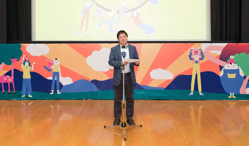 平機會主席陳章明教授站在台中央，為比賽致歡迎辭。
